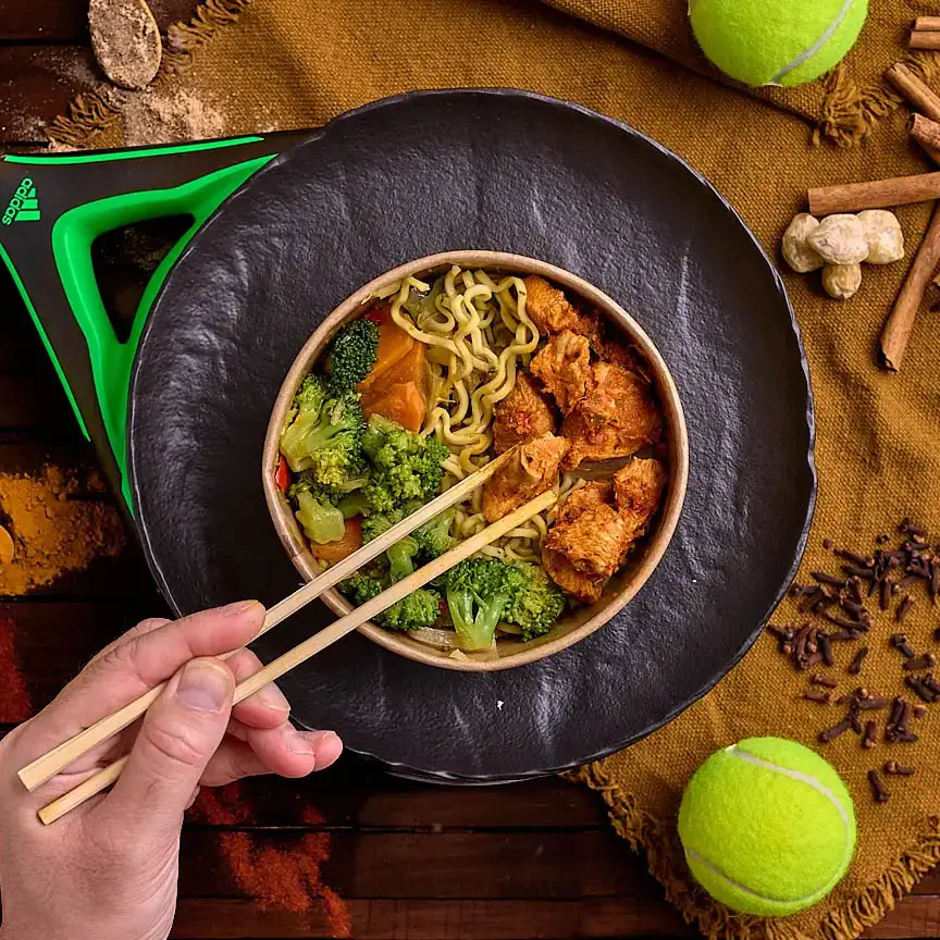 Bami spicy chicken met kip en groenten pittige eiwitrijke maaltijd